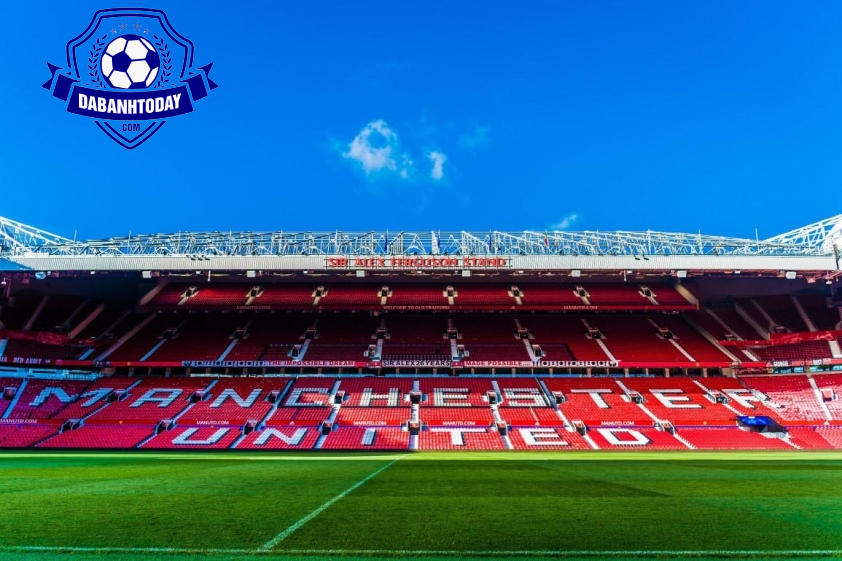 Chuột ‘tung tăng’ trên Old Trafford ngay trận Southampton