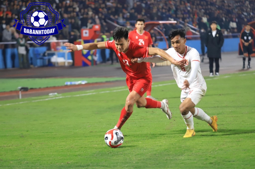 Hồ Tấn Tài tranh chấp bóng với cầu thủ Indonesia ở vòng bảng AFF Cup