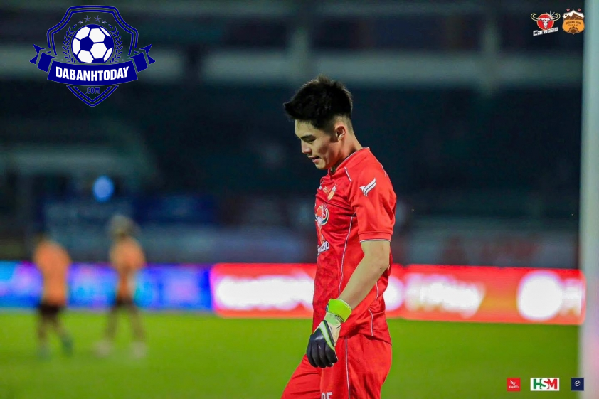 Trung Kiên hai lần cản phá thành công quả sút penalty của Bình Phước (Ảnh: HAGL)