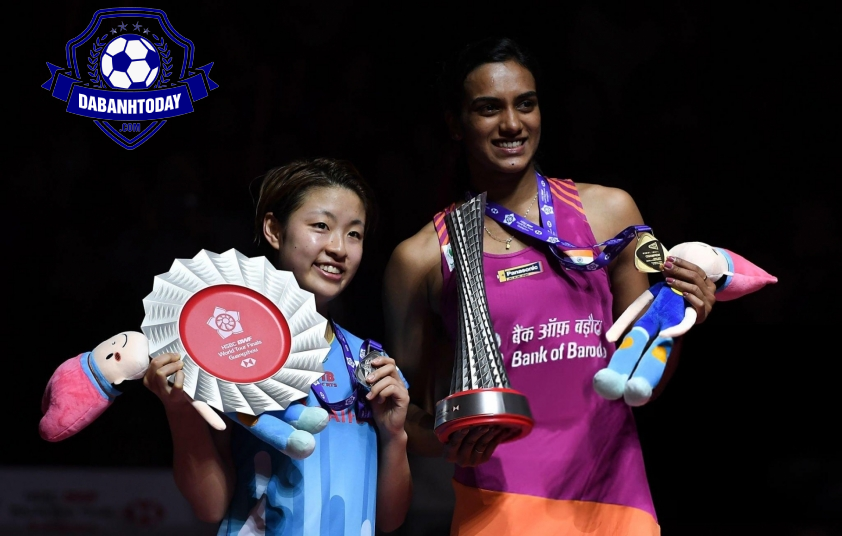 Pusarla Venkata Sindhu (phải) cùng chức vô địch World Tour Finals 2018 (Ảnh: Getty)